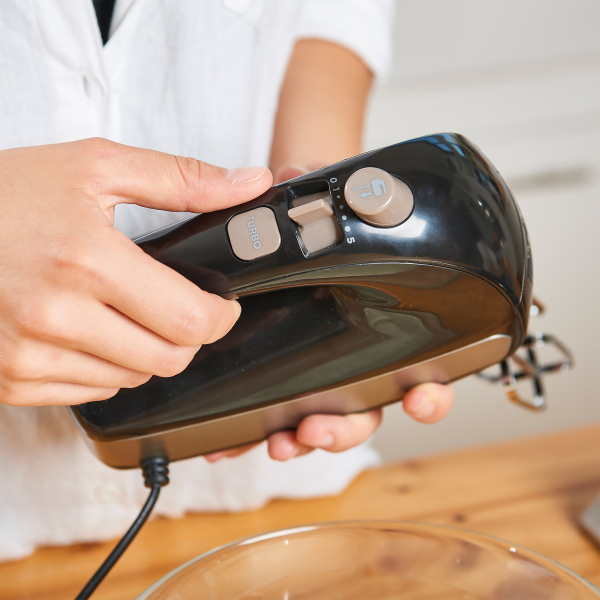 BLACK+DECKER MX610B Handmixer, 350 Watt – 5 Geschwindigkeiten + Turbo, Helix-Schläger, Inkl. Aufbewahrungskoffer